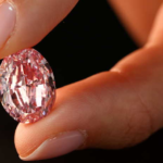 Read more about the article بيع ماسة روح الوردة ب 26 مليون دولار