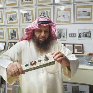 د. محمد بن إبراهيم الشيباني يستعرض محبرة أثرية من مقتنيات مركز المخطوطات والتراث والوثائق