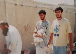 شباب من منطقة كيفان يهتمون بالتموين الغذائي فيما يبدو الداعية حسن الكندري يسارا - يرحمه الله