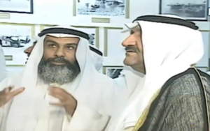 وزير الإعلام الأسبق يوسف السميط يستمع إلى شرح من د . محمد الشيباني عن مقتنيات مركز المخطوطات والتراث والوثائق في جولة عام 1999