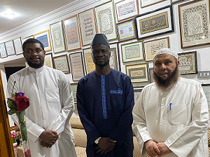 عادة سفير السنغال لدى الكويت إبراهيم خليل يتوسط د . محمد الشيباني -يمينا - والشيخ منبر يسارا