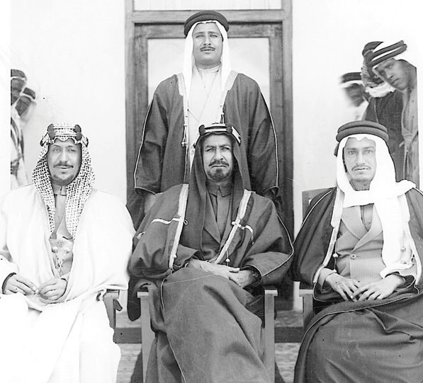 أمير الكويت الأسبق أحمد الجابر الصباح يتوسط كلا من الأمير الملك خالد بن عبدالعزيز ( يمينه 9 والملك خالد بن عبدالعزيز ( شماله)