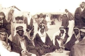 أهل البادية في البراري وخلفهم الخيام