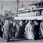 Read more about the article نوادر الصور .. عبدالله السالم الصباح يتفقد تحميل النفط عام 1952