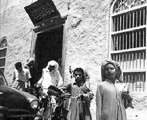 طلاب مدرسة المباركية في مدينة الكويت القديمة
