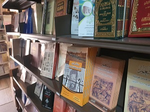 جانب من منشورات وكتب مكتبة مركز المخطوطات والتراث والوثائق
