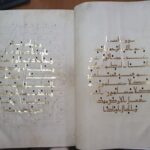 Read more about the article مصحف كوفي نادر كتُب بماء الذهب على جلد غزال في مركز المخطوطات