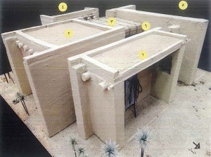 صورة توضح التكوين العمراني للحجرة النبوية ويظهر قطاع من حجرة السيدة فاطمة رضي الله عنها ، من كتاب من كتاب جولة داخل متحف دار المدينة المنورة للتراث) للدكتور عبدالعزيز بن عبدالرحمن كعكي