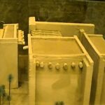 Read more about the article مجسم المكون العمراني لحجرة السيدة عائشة وما حولها