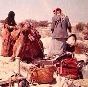 البدو في وضعية الاستعداد للرحيل من موقعهم لآخر .