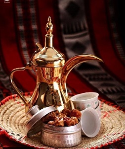 دلة قهوة عربية والتمر 