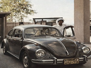 د. حسن عبدالعزيز السند في صغره بجوار سيارته الفلكس