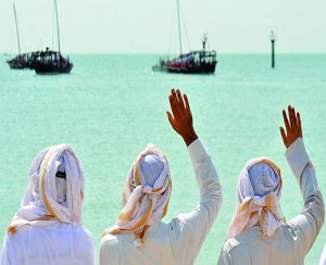 وداع السفن الخارجة إلى موسم الغوص بحثا عن اللؤلؤ