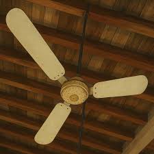 المروحة في سقف البيت القديم