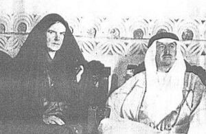 المعتمد البريطاني كولونيل هارولد ديكسون وزوجته ام سعود فيوليت بالزي العربي