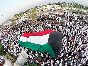 التفاف الشعب الكويتي وتوحده حول علمه الخفاق