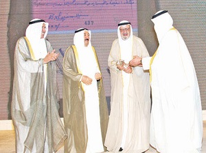 يسار - أحمد السعدون رئيس مجلس الأمة وأمير الكويت الرحال الشيخ صباح الأحمد وبدر خالد البدر وأحد الشخصيات 