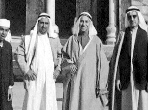 يمينا : بدر خالد البدر وعبدالله علي عبدالوهاب المطوع القناعي وعبدالله بودي وعبدالعزيز بودي امام الحرم المكي الشريف ( ذرى البيت ) 