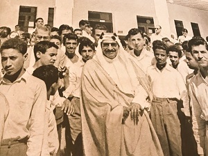 وزير المعارف الشيخ عبدالله الجابر الصباح - يرحمه الله - يتوسط طلاب ثانوية الشويخ في أوائل الخمسينيات (ذرى البيت)