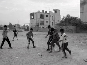 مزاولة لعب الكرة في الساحات الترابية 