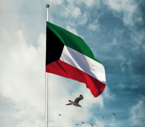 علم الكويت يرفرف في السماء