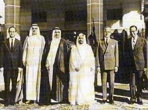 يسارا :عبدالخالق حسونة أمبن الجامعة العربية وبدر خالد البدر الثاني وملك البحرين الحالي حمد بن عيسى الخليفة والأمير السابق عيسى الخليفة وآخرون