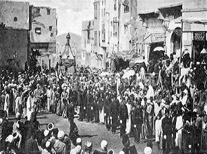 جماهير مصرية غفيرة تشاهد موكب محمل كسوة الكعبة المشرفة 