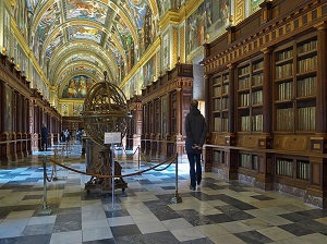 مكتبة الاسكوريال التي تضم نفائس عربية وإسلامية من الداخل