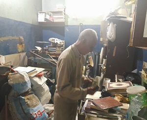صاحب محل يزاول مهنة تجليد المصاحف يدوياً في مصر 