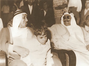 الصباح يتبادل الحديث مع المسحن عبدالله عبداللطيف العثمان - يرحمهما الله - في إحدى المناسبات 