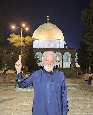 الداعية الأمريكي صموئيل شروبشاير ويبدو المسجد الأقصى في الصورة