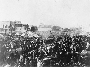 حشود تستقبل المحمل المصري الخاص بكسوة الكعبة عند وصوله إلى مكة المكرمة 