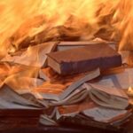 Read more about the article حرق نوادر مقتنيات المكتبات وخزائن النور والمعرفة عبر التاريخ