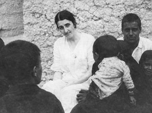 خاتون حليمة من الإرسالية التبشيرية الأمريكية بالكويت محاطة بمريضات مواطنات