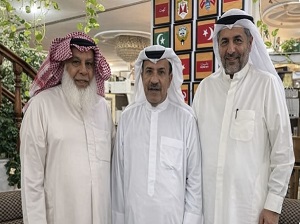 د .خالد بن محمد القاسمي يتوسط كل من - يمين - طلال نايف الشمري -يسار - د . محمد بن إبراهيم الشيباني 