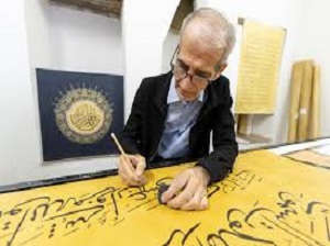 الخطاط العراقي علي أمان يخط بيده أكبر مصحف في العالم متحديا الرقم القياسي السابق 