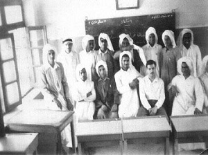 طلاب المعهد الديني في بداية انطلاقته في 15 مايو 1959 ، ويظهر في الصورة من اليمين : صالح العمر ، مدرس الفصل ، محمد صالح المنصور ، محمد الحريص ، ثامر الحميدة ، محمد يوسف الرومي ، ، وقوفا من اليمين : أحمد سلمان الرومي . غير معروف ، عبدالرحمن الخضري ، الشيخ راشد الحماد ، أحمد بوقصيدة (يمني) ، محمد عبدالله العيسي ، محمد رفيع حظي موقع تاريخ الكويت