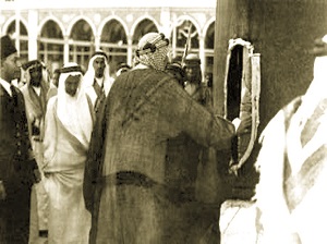 العاهل السعود الملك عبدالعزيز بن سعود - يرحمه الله -يمسح على الحجر الأسود 