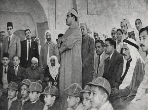 الشيخ أحمد الشرباصي يخطب في أحد الاحتفالات العامة بالكويت ( يوم غرس الشجرة المصرية بالكويت ، الخميس 9 إبريل سنة 1953 في الشويخ) ،وقد جلس أمامه أشبال الكويت ،ومن حوله أعضاء من البعثة الأزهرية ،وبعثة وزارة المعارف وبعض أبناء الكويت