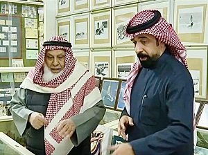 د . محمد بن إبراهيم الشيباني يستعرض جانب من نوادر مقتنيات مركز المخطوطات والتراث لمندوب قناة الأخبار الكويتية
