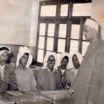 على مقاعد الدراسة في المعهد الديني ويبدو الوزير الأسبق راشد الفرحان أقصى اليسا