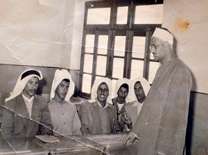 على مقاعد الدراسة في المعهد الديني ويبدو الوزير الأسبق راشد الفرحان أقصى اليسا