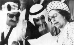 الشيخ عبدالله الجابر الصباح - يرحمه الله - في لقاء مع إليزابيث الثانية ملكة بريطانية