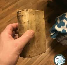 كتاب غلافه مصنوع من جلد الإنسان