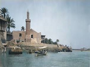 جامع القمرية في بغداد. صورة التقطت عام ١٩٣٠م تم تلوينها. وهذا الجامع يشبه مسجد ابن بحر الشهير في الكويت الذي جدد أول مرة عام ١٧٤٥م.