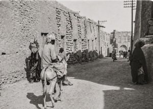 صورة تظهر بيوت الشيوخ على اليمين ومخازن الأوقاف يسارا في مدينة الكويت القديمة - كتاب معالم مدينة الكويت القديمة