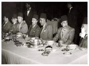 مأدبة غداء في قصر عابدين عام 1943 تضم حسن باشا يوسف رئيس الديوان الملكي بالنيابة وكبار الضيوف