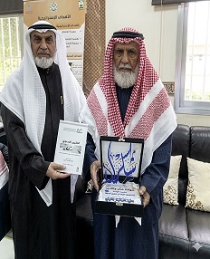 أ . أنور عبدالغفور العبد العفور مدير التعليم الديني يكرم د . حسين يوسف الحاتم مؤلف ومضان من كتاب المعهد الديني في الكويت
