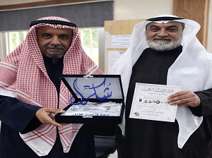أ . أنور عبدالغفور العبدالعفور مدير التعليم الديني في الكويت يكرم أ . عدنان بن سالم الرومي مؤلف ومضات من كتاب المعهد الديني في الكويت