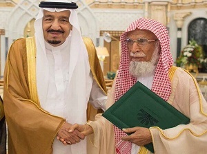 العاهل السعودي الملك سليمان بن عبدالعزيز يكرم الرحالة محمد بن ناصر العبودي - يرحمه الله